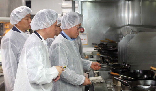 롯데자산개발은 지난 14일 서울 잠실 롯데월드몰에서 시설 안전과 식음료 매장의 위생상태를 점검했다. 이날 이광영 롯데자산대발 대표(맨 오른쪽)가 롯데월드몰의 한 식당 주방에서 위생상태를 확인하는 모습. <롯데자산개발 제공>